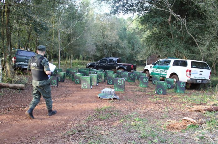 Cigarrillos ilegales y camioneta Misiones 2