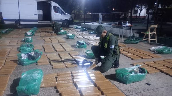 Decomisan una tonelada de marihuana que fue abandonada por el conductor de un furgón (4)