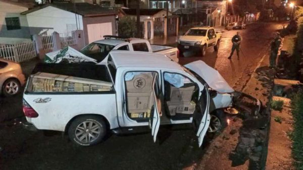 Embistió el móvil de la Fuerza para escapar con 12.513 paquetes de cigarrillos ilegales (2)-800