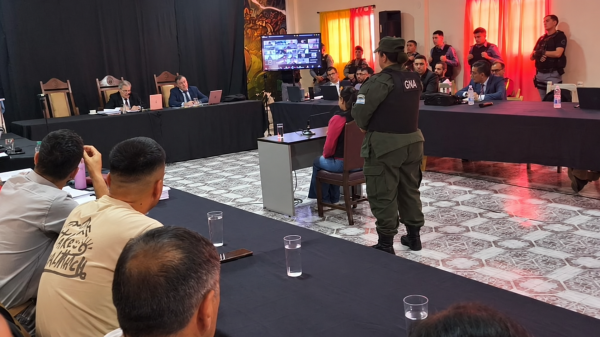 Escena de tribunal con pantallas