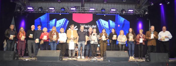 Feria del Libro Domingo 8 libro tomas mazzanti. Instituciones recibieron libro
