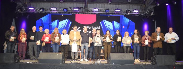 Feria del Libro Domingo 8 libro tomas mazzanti. Instituciones recibieron libro