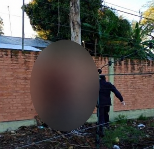Oficial frente a pared de ladrillo